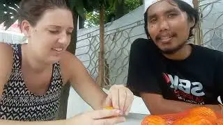 ISTRI BULE KU belanja di pasar Mataram nawar Buah-buahan sambil peraktik bahasa indonesia