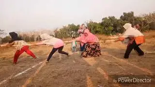 Gemas! Ibu-ibu Ikut Lomba Tarik Tambang.