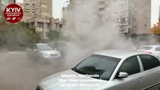 В Киеве прорвало трубопровод и затопило улицу