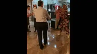 очень красиво танцует наш Наставник Саидмурод Давлатов 😊😊👍👍