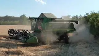 La recoltat grau cu combina John Deere 9560 WTS Hillmaster
