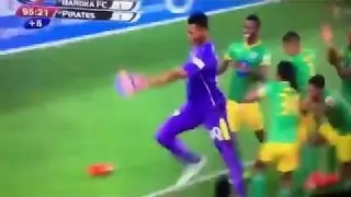 Goalkeeper scores last minute goal in spectacular fashion