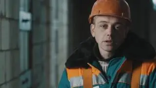 Врач педиатр и строитель в поддержку помощи детям