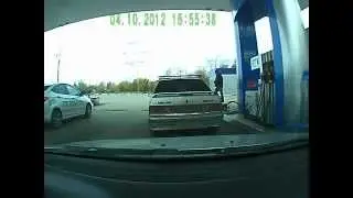 Мужик порвал заправочный шланг на заправке!