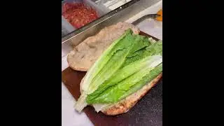 Закрытая пицца из лепешки с курицей.