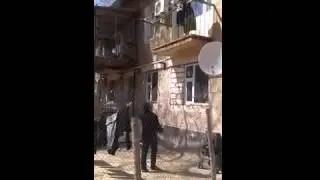 Малыша сбросили с балкона