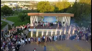 Почетный круг выпускников 2022 и пиротехнические спецэффекты - холодные фонтаны, наземные фейерверки