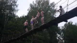 KUKU Team прыгает с моста