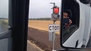 Наблюдал за уборкой урожая пока стоял на светофоре