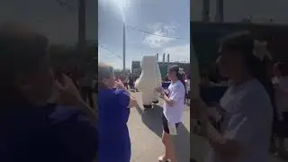 Замечательный мишка Умка поздравил с последним звонком. Станцевал с выпускниками.