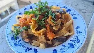 Tagliatelle con le melanzane e pomodori