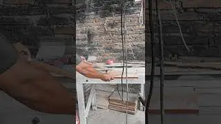 belah kayu menggunakan table saw rakitan