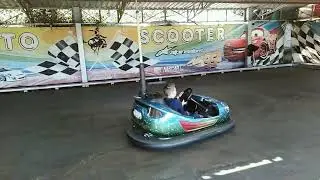 В лунапарке, автогонки.