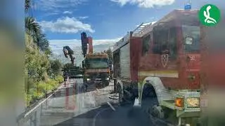 Los Bomberos de La Palma intervienen en el vuelco de un camión en la carretera de la Cumbre
