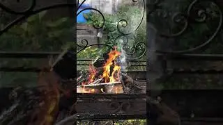 Можно долго смотреть на три вещи,как горит огонь,как течёт вода и работают другие люди.