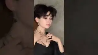 Еду в автобусе, просто поправляю топ