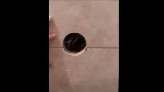 как вырезать отверстие на стыке плиток