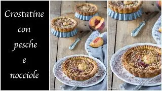 Crostatine con marmellata, pesche e nocciole