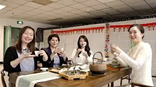 International students in Beijing taste Chinese tea