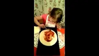 Пицца домашняя готовит Супер Диана