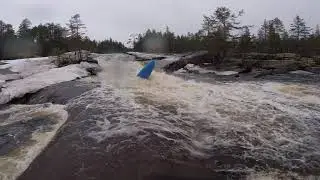 Torkel paddlar Strömbacken i Ängraån