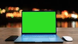 Laptop on the table with blurred background / Green Effect / Pantalla verde / green screen