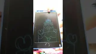 Папа с дочкой играют.
