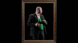 Артист Сергей Невидин в образе Антуана Филю в спектакле "Новый год по-французски"