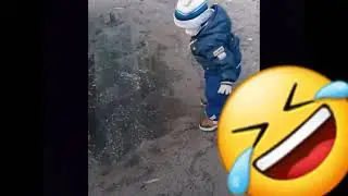 Маленький мальчик упал в лужу/носом туда не хватало упасть/покажись маме