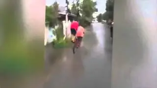 Два парня на одном велике