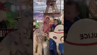 Niat  Bonceng Bunda naik motor polisi ya eL haaa 