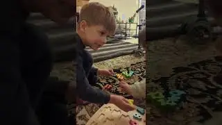 Братик помогает.