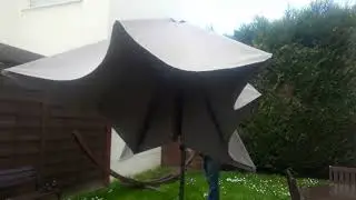 20220414 162758 reparation du parasol a Christelle ,emporter par le vent