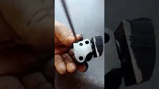 How does the timing chain tensioner work on a Peugeot 504 diesel?