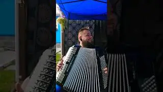 учусь играть на акардионе