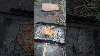 Жарим шашлык.