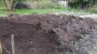Готовлю землю под клубнику. Посадка рядами. Тромбую землю.