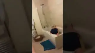 Cade nella vasca da bagno 