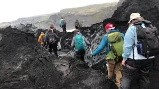 Cendre volcanique sur le Sólheimajökull  /  Volcanic ash on Sólheimajökull