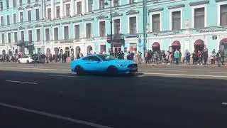 Колонна ретро-машин на Невском