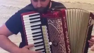 Цыган хорошо играет на Красивом Аккордеоне