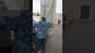 Как правильно на манипуляторе выгружать груз с кузова на землю