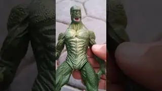ada robot monster kadal buas lawan berat spiderman.. 