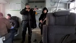 Красивый дуэт. Электричка Одинцово - Москва. 2017