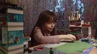 играем в домик и машину Лего с Аней