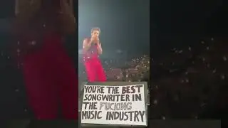 Harry styles reading fans sign ( You're the best songwriter in the music industry)