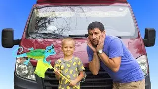 У папы сломалась машина и Дамир приехал на тракторе, чтобы помочь папе.