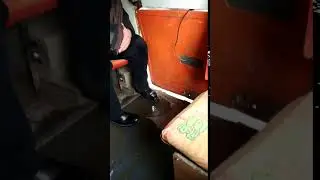 Городская маршрутка с открытым люком на «хвосте» развозит жителей Челябинска.