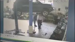 Машина упала с подъёмника