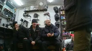 Гаражные посиделки пенсионеров.У друга в гараже.